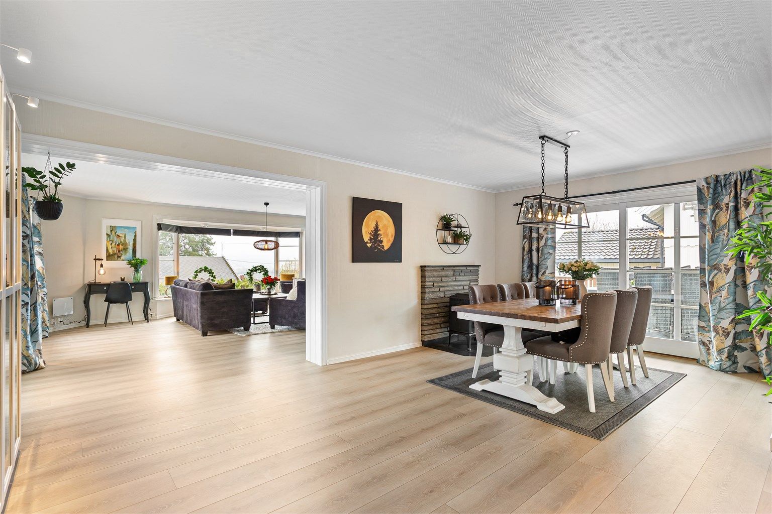 Delvis åpen løsning mellom spisestue og stue 