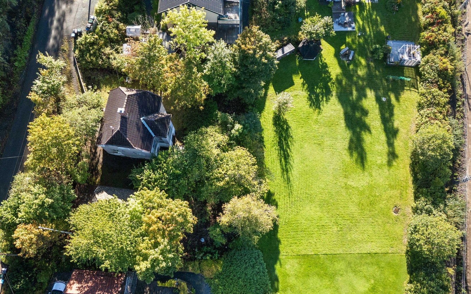 Stor tomt med en flatt parti som er perfekt for en barnefamilie.