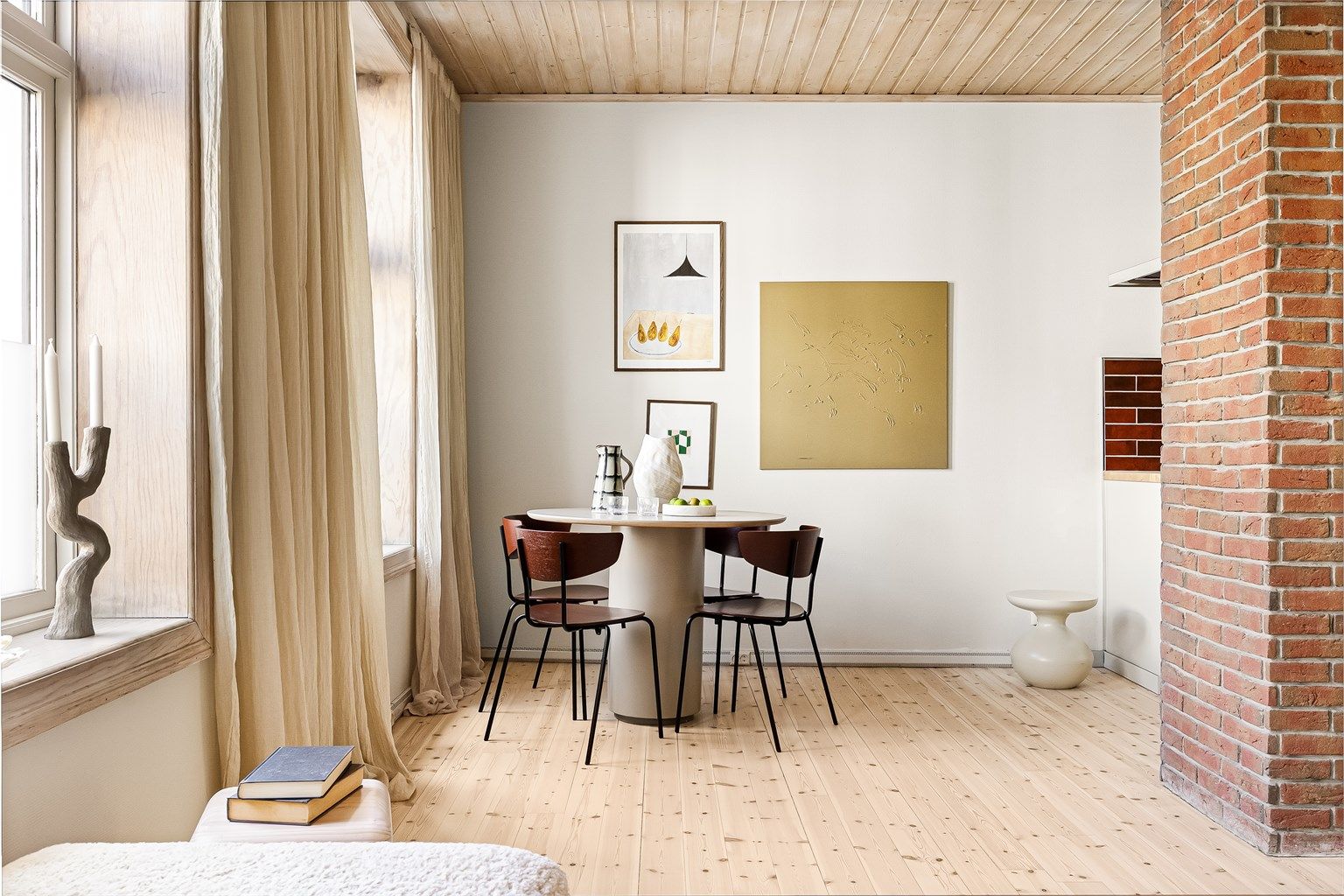 Romslig spiseplass ved vindu med hyggelig lysinnslipp, perfekt til både hverdagsmiddager og hyggelige sammenkomster.
