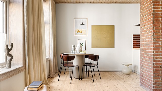 Romslig spiseplass ved vindu med hyggelig lysinnslipp, perfekt til både hverdagsmiddager og hyggelige sammenkomster.