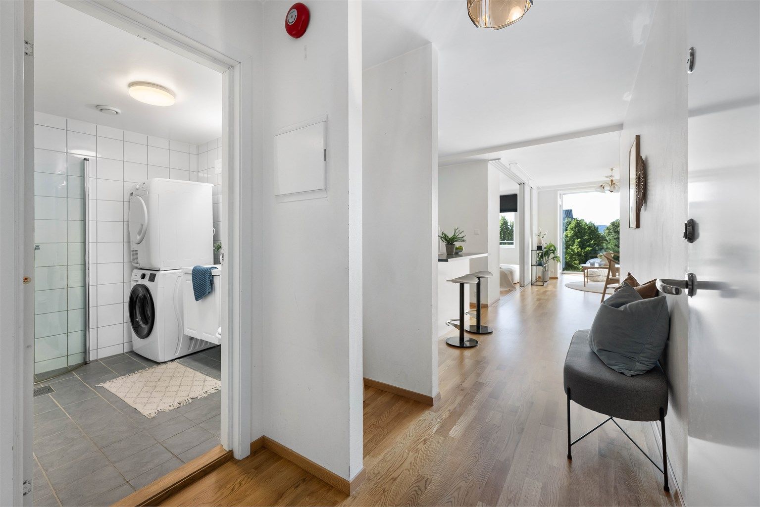I entreen er det praktisk nisje for sko og oppheng, samt inngang til badet. 