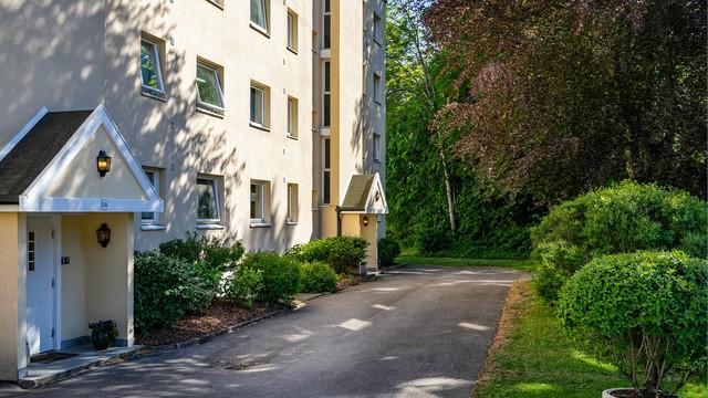 Hovedinngangen har porttelefon som betjenes fra leilighetens entré.