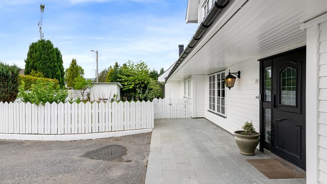 Inngangspartiet har en delvis overbygget skiferterrasse.