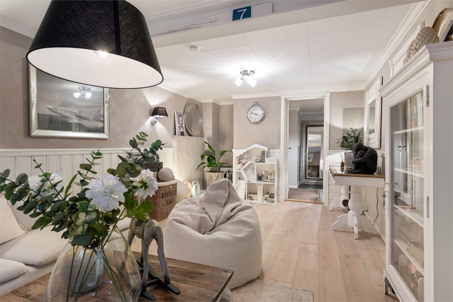 Det er pipe i kjellerstuen med mulighet for å koble til et ildsted