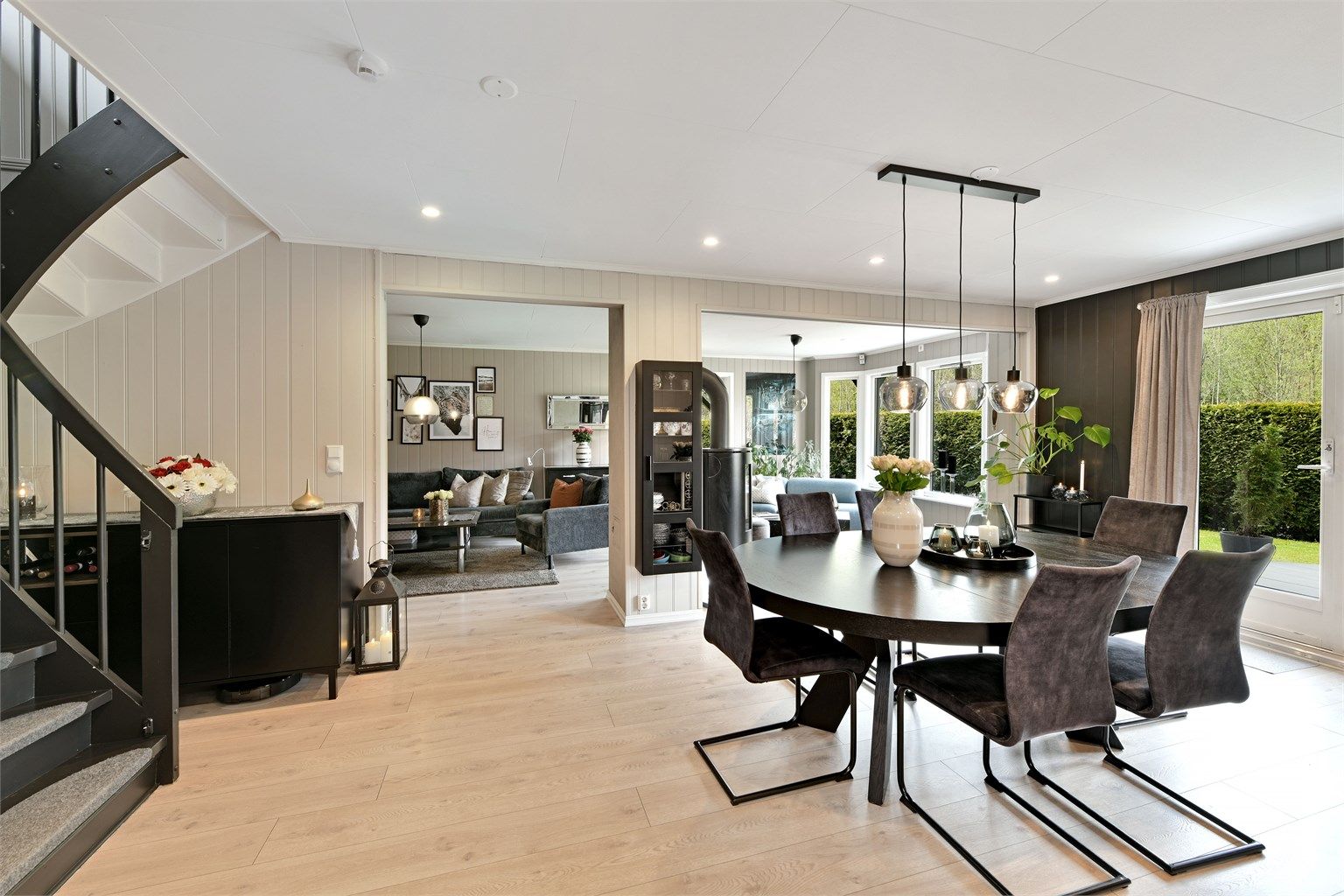 Fra stuen er det utgang til solrik uteplass - balkongdøren er fra 2015