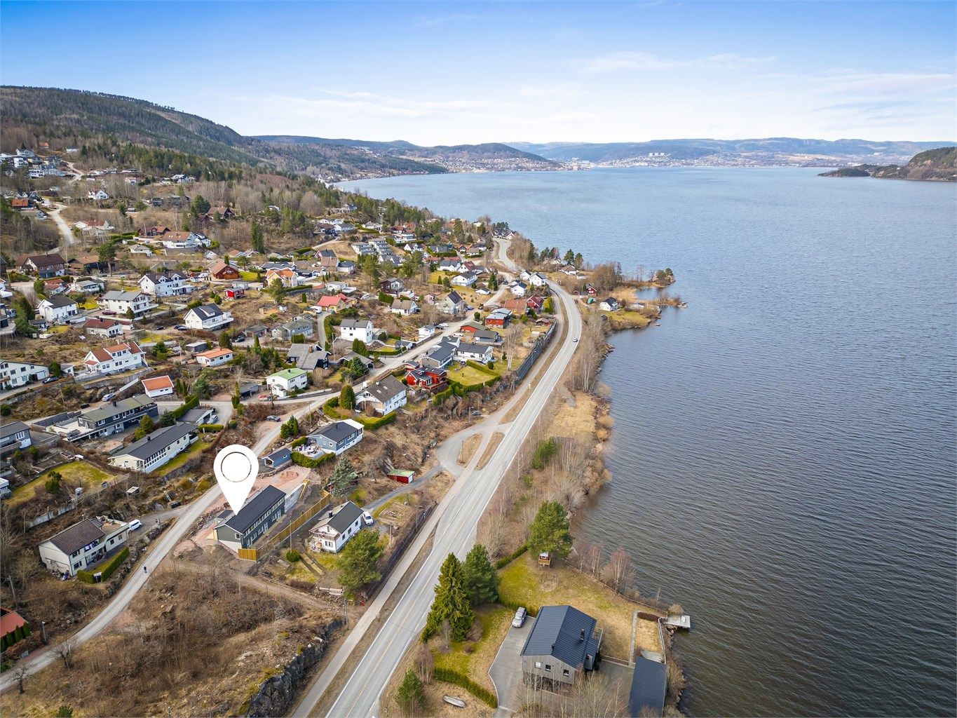 Kort vei til Drammen sentrum (ca. 18 min kjøring) med det meste av servicetilbud, sentrumsfasiliteter og offentlig kommunikasjon.