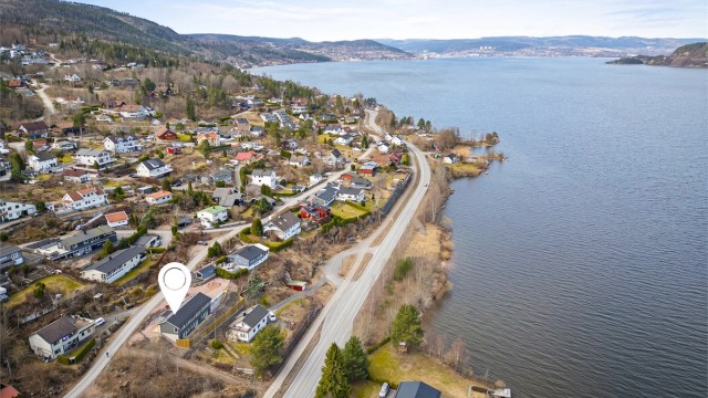 Kort vei til Drammen sentrum (ca. 18 min kjøring) med det meste av servicetilbud, sentrumsfasiliteter og offentlig kommunikasjon.