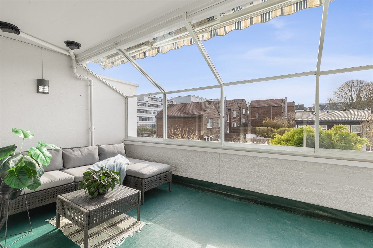 Glassflatene kan enkelt justeres for å slippe inn frisk luft.