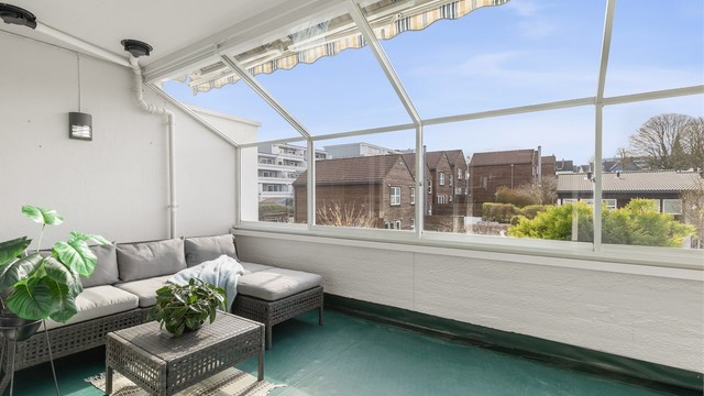 Glassflatene kan enkelt justeres for å slippe inn frisk luft.