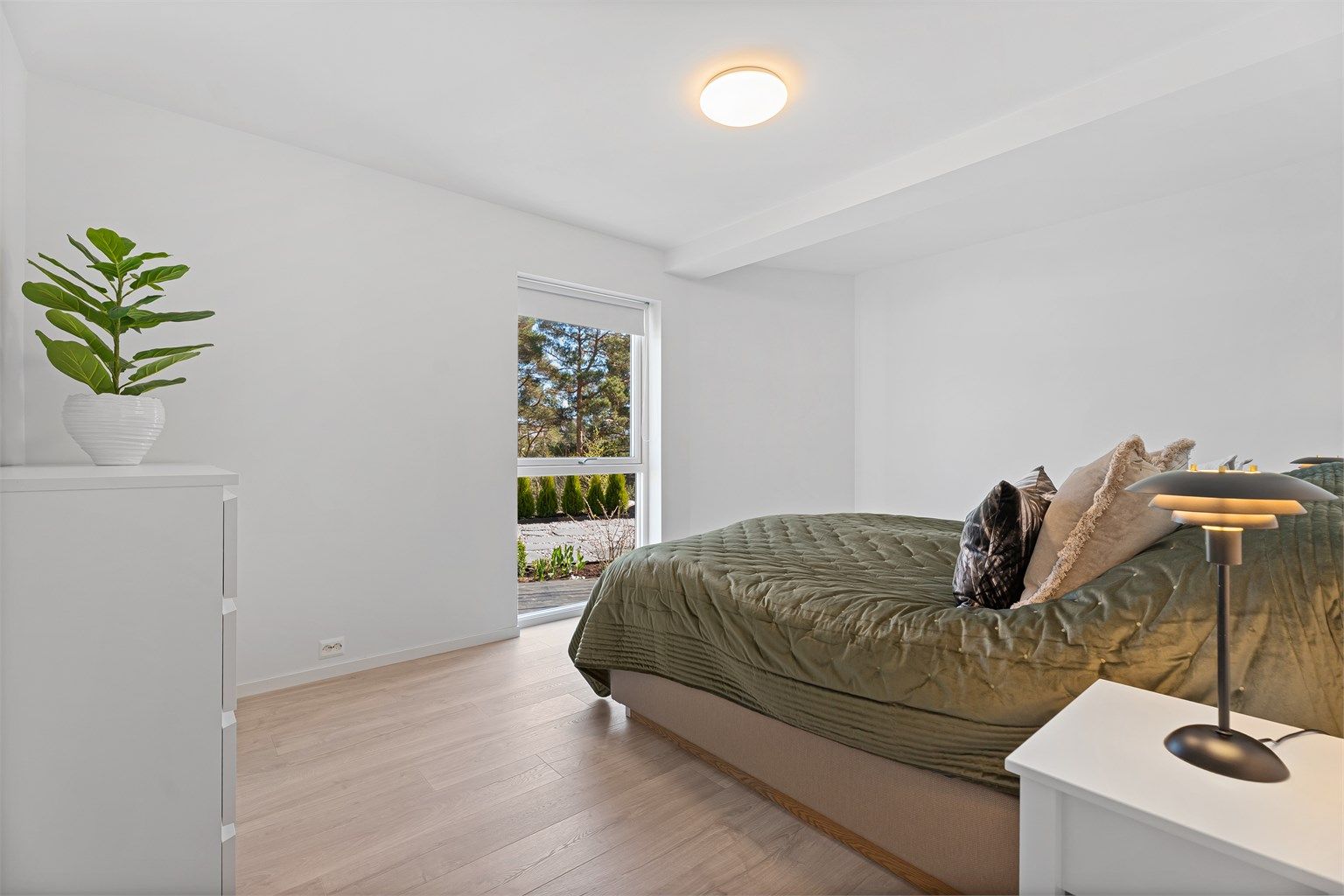 Her er det god plass til seng, garderobe og ikke minst usjenert ut/innsyn til egen hage