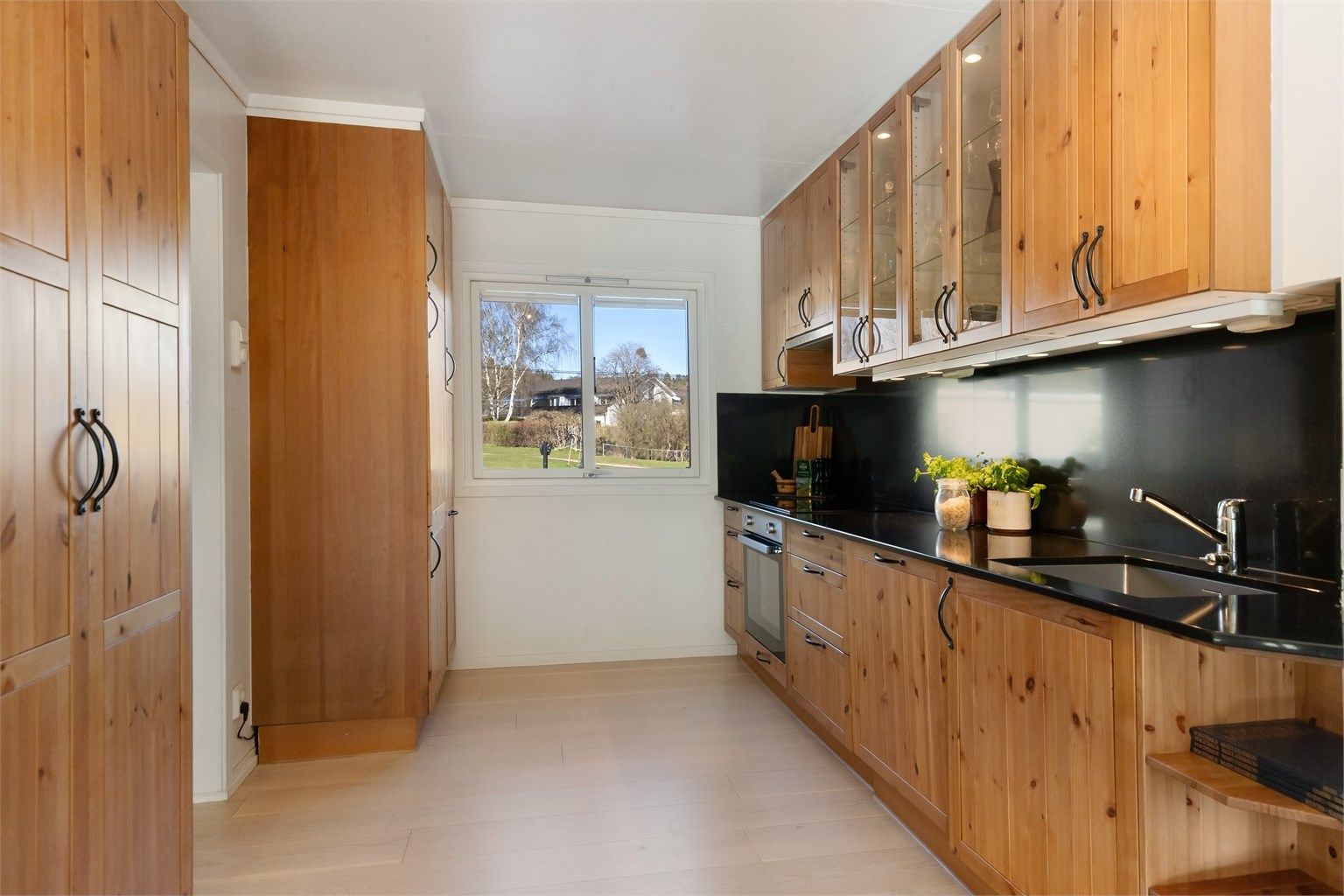 Kjøkkenet har en solid benkeplate i stein og integrerte hvitevarer. Alle hvitevarer medfølger.