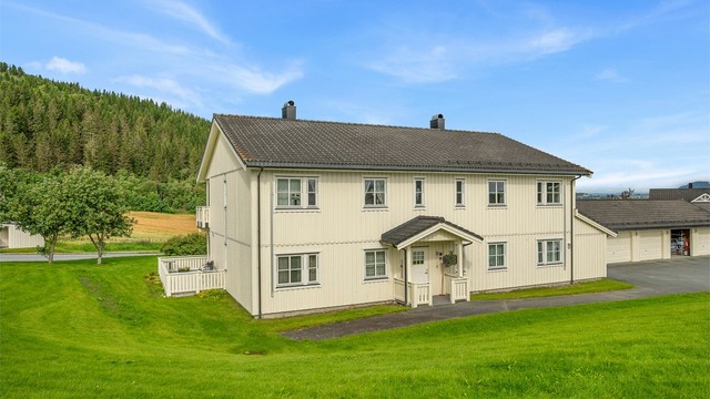 Eiendommen ligger i et etablert og familievennlig boligområde med store felles grøntarealer og nærhet til både skole, barnehager og fritidstilbud.