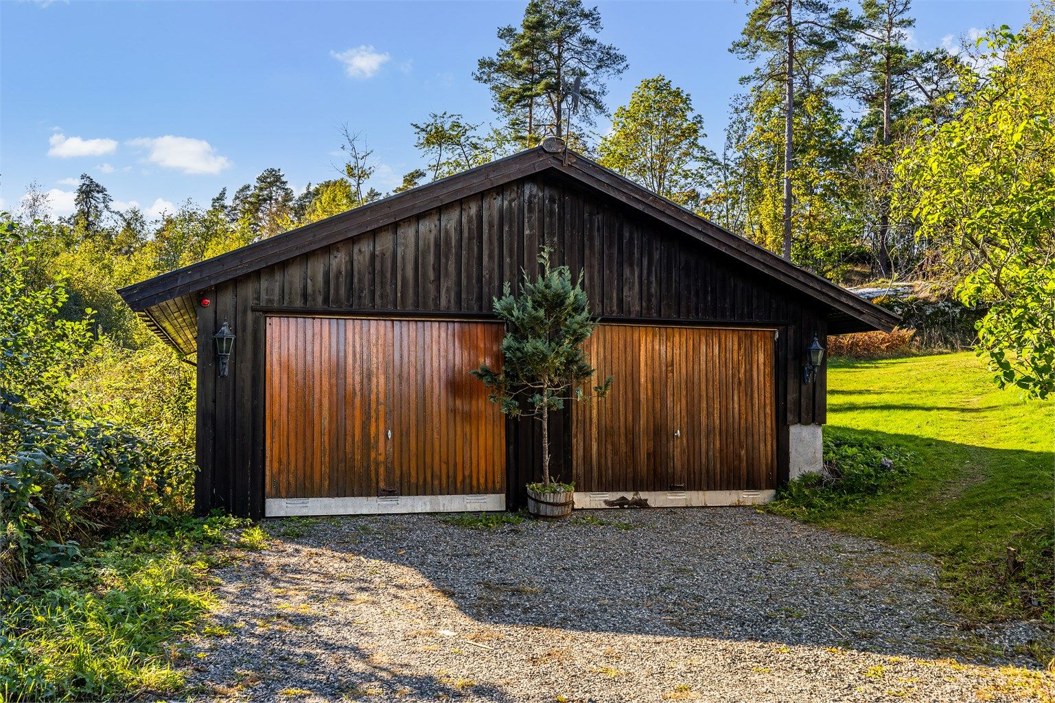 God plass til parkering i denne store garasjen.