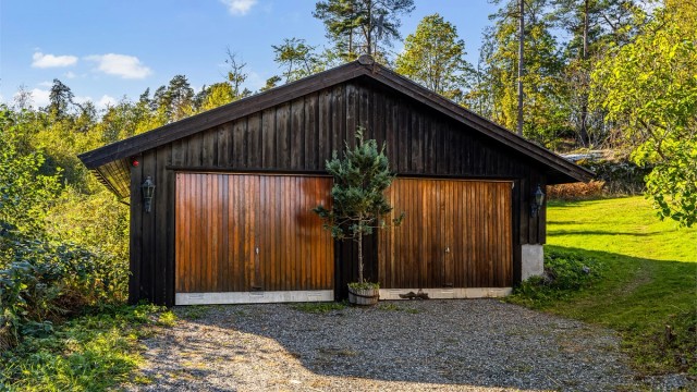 God plass til parkering i denne store garasjen.