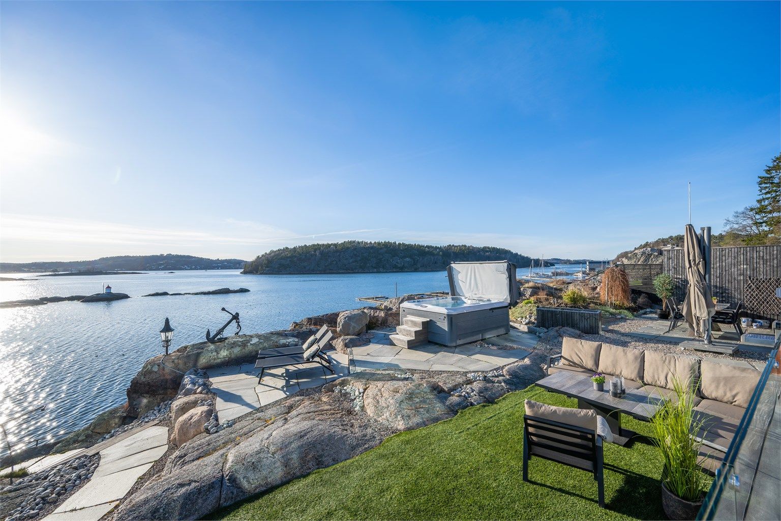 Her kan du virkelig oppleve den perfekte balansen mellom sjøliv og komfort, med tilgang til alt du trenger samtidig som du kan nyte stillheten og naturen rundt deg.