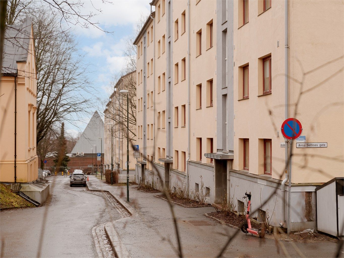 Beliggenheten er rolig og tilbaketrukket, men likevel sentral med kort vei til alt Torshov har å by på.