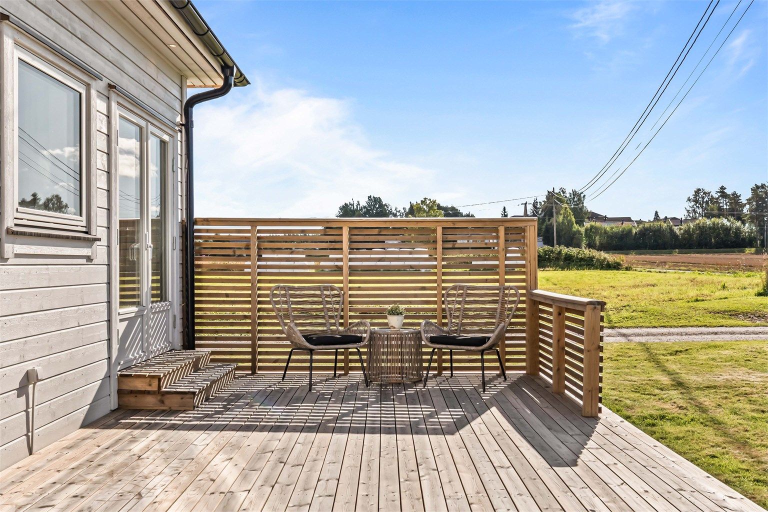 Hyggelig utsikt fra sitteplassen på terrassen.