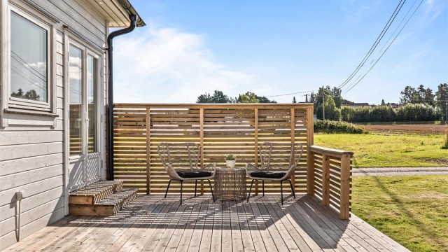 Hyggelig utsikt fra sitteplassen på terrassen.