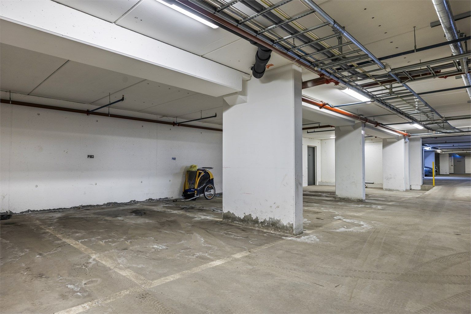 Det medfølger en fast parkeringsplass (P103) i felles garasjeanlegg. Det er mulighet for etablering av el-bil lader.