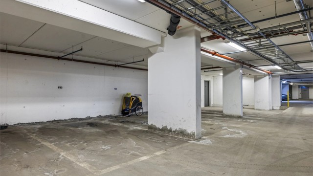 Det medfølger en fast parkeringsplass (P103) i felles garasjeanlegg. Det er mulighet for etablering av el-bil lader.