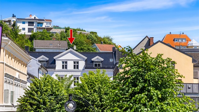 Leiligheten er romslig med tre soverom, og ligger lekkert plassert i toppetasjen med utsikt.