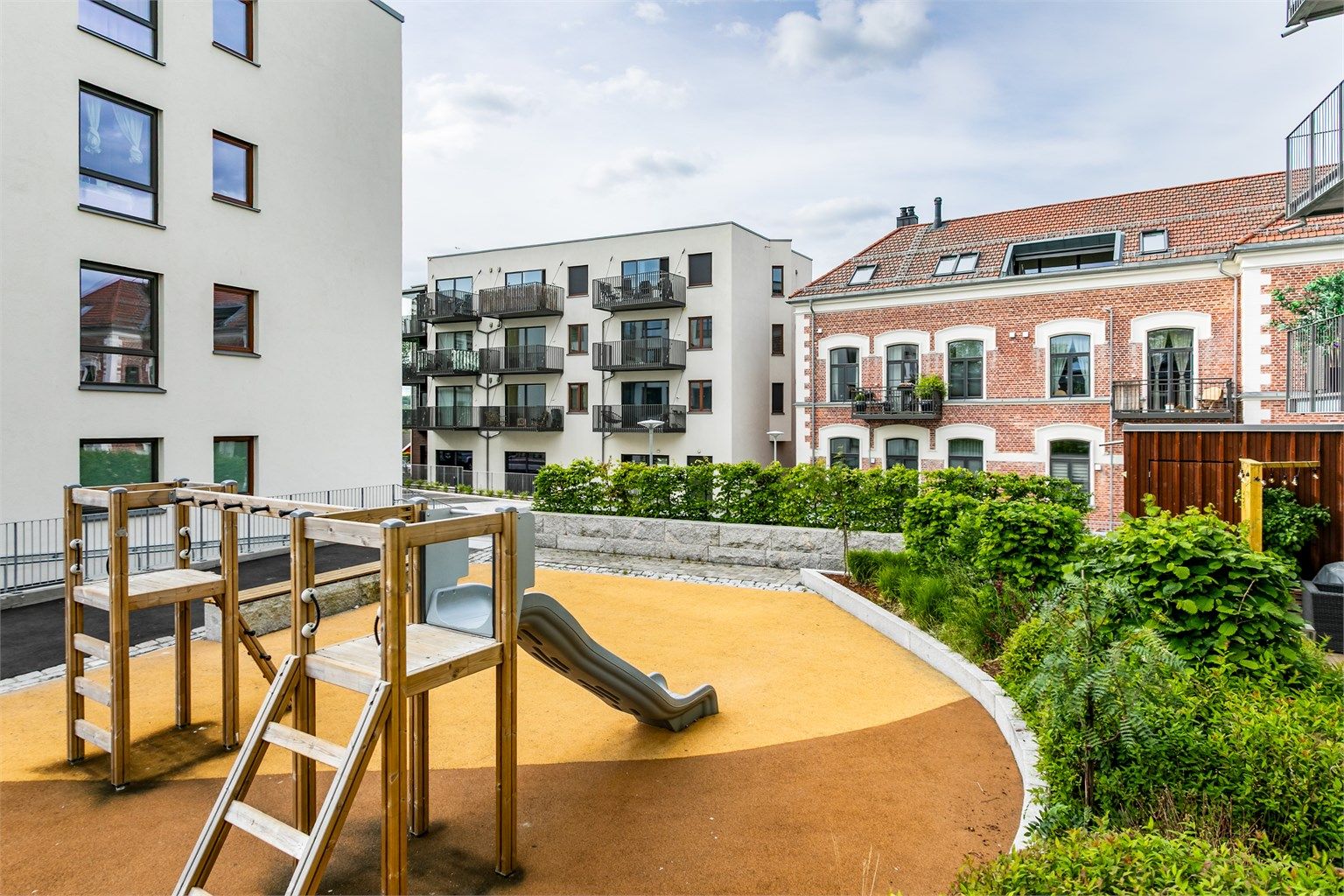 Tumleplass for både liten og stor er lett tilgjengelig like utenfor bygget.