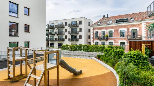 Tumleplass for både liten og stor er lett tilgjengelig like utenfor bygget.