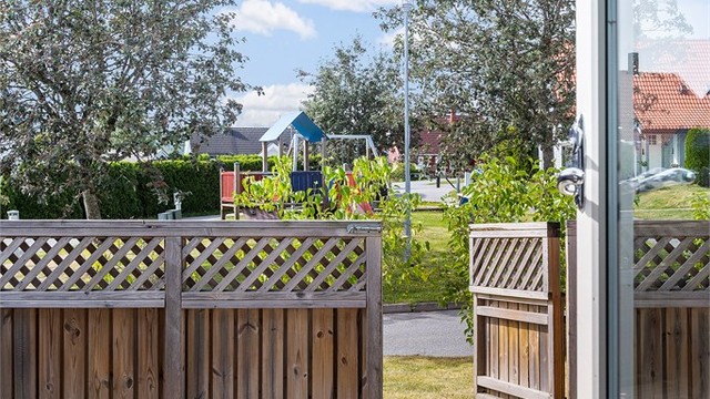 Fra terrassen er det fritt utsyn og tilgang til felles lekeplass.