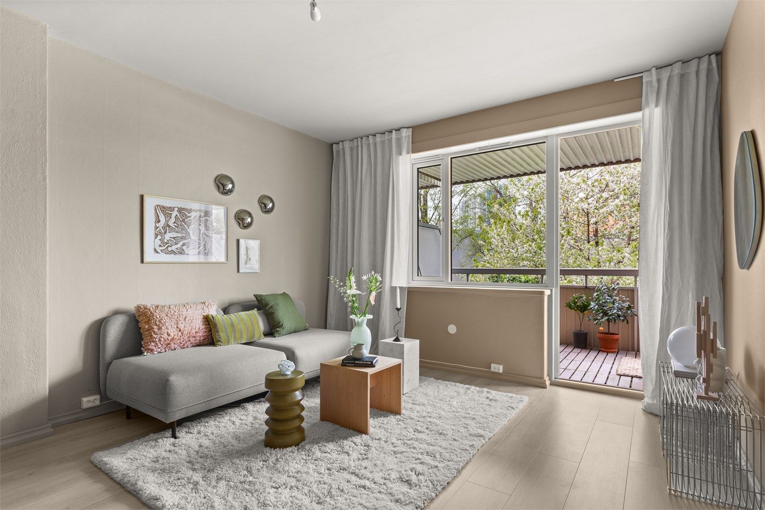 Stuen er svært romslig med god planløsning og kan enkelt innredes med en hyggelig sofagruppe med tilhørende sofabord og annet ønskelig stuemøblement. 