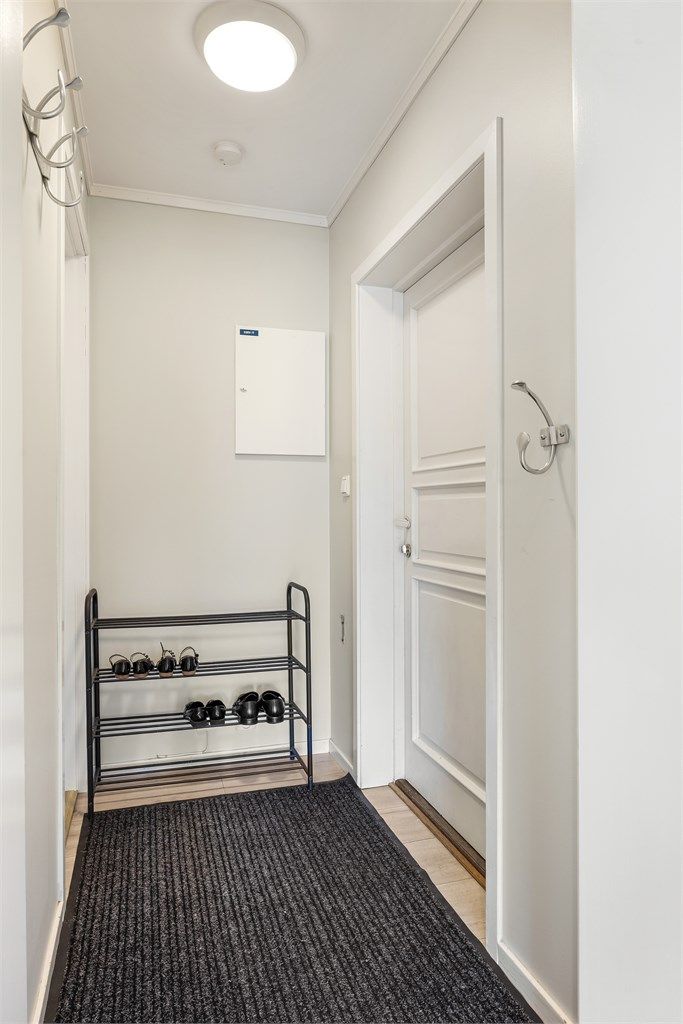 Inngangspartiet ønsker velkommen inn i boligen. Ytterdøren er fra 2019.