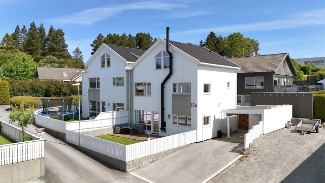 Velkommen til Kilehaugen 13A, en meget kjekk og innholdsrik bolig her i blindvei på Orstad i Klepp. Eiendommen er presentert av Tom Christer Hovde i Eiendomsmegler Krogsveen avd. Sandnes og vi ønsker velkommen til visning.