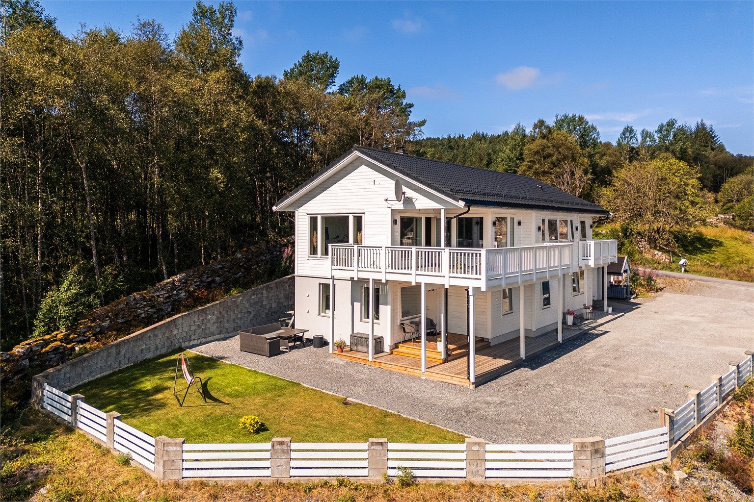 Huset har stort og barnevennlig uteplass, med gode parkeringsmuligheter og garasje.