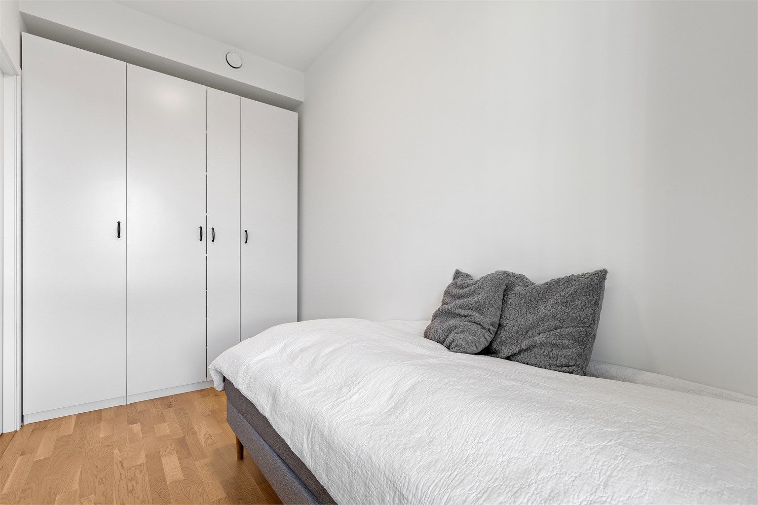 Leilighetens andre soverom egner seg godt som barnerom, gjesterom eller kontor.