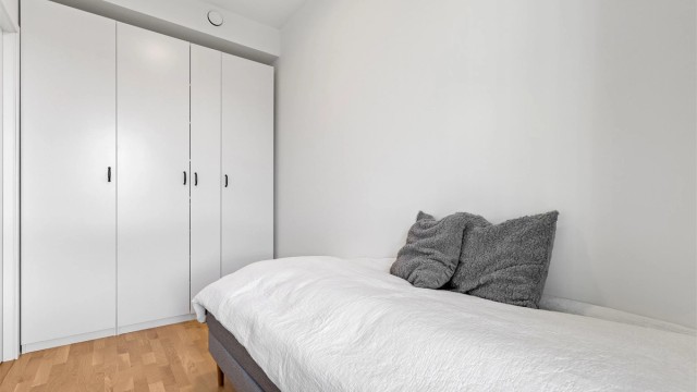 Leilighetens andre soverom egner seg godt som barnerom, gjesterom eller kontor.