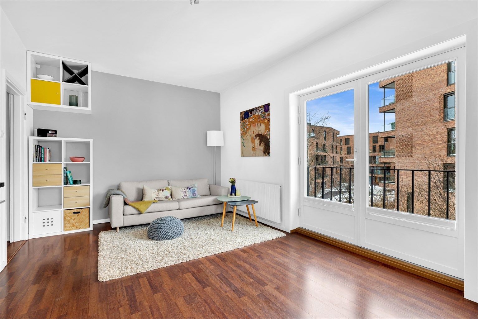 Romslig allrom med stor dobbeltfløyet dør og fransk balkong ut mot grøntområdet foran gården. Fine solforhold fra tidlig ettermiddagen til sen kveld.