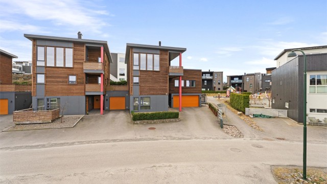 Boligen har en flott beliggenhet på Justneshalvøya med nærhet til turmuligheter, aktivitetstilbud m.m.