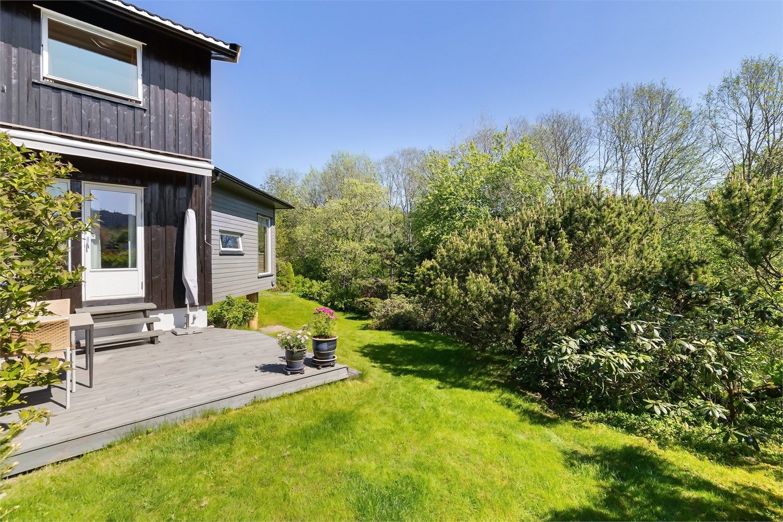 Denne boligen kan virkelig by på god boltreplass i hagen, som oppleves svært skjermet.