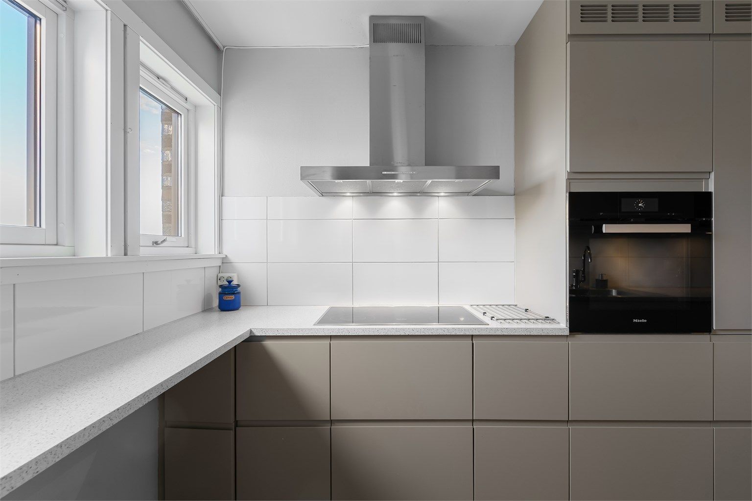 Leiligheten har blant annet moderne kjøkken fra 2015 og bad og vaskerom fra 2025. 