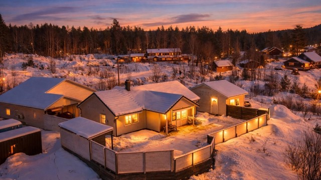 Fredrik Christoffersen presenterer: Gislesjøvegen 47! Foto: Danny Twang. (OBS! AI-redigert bilde)