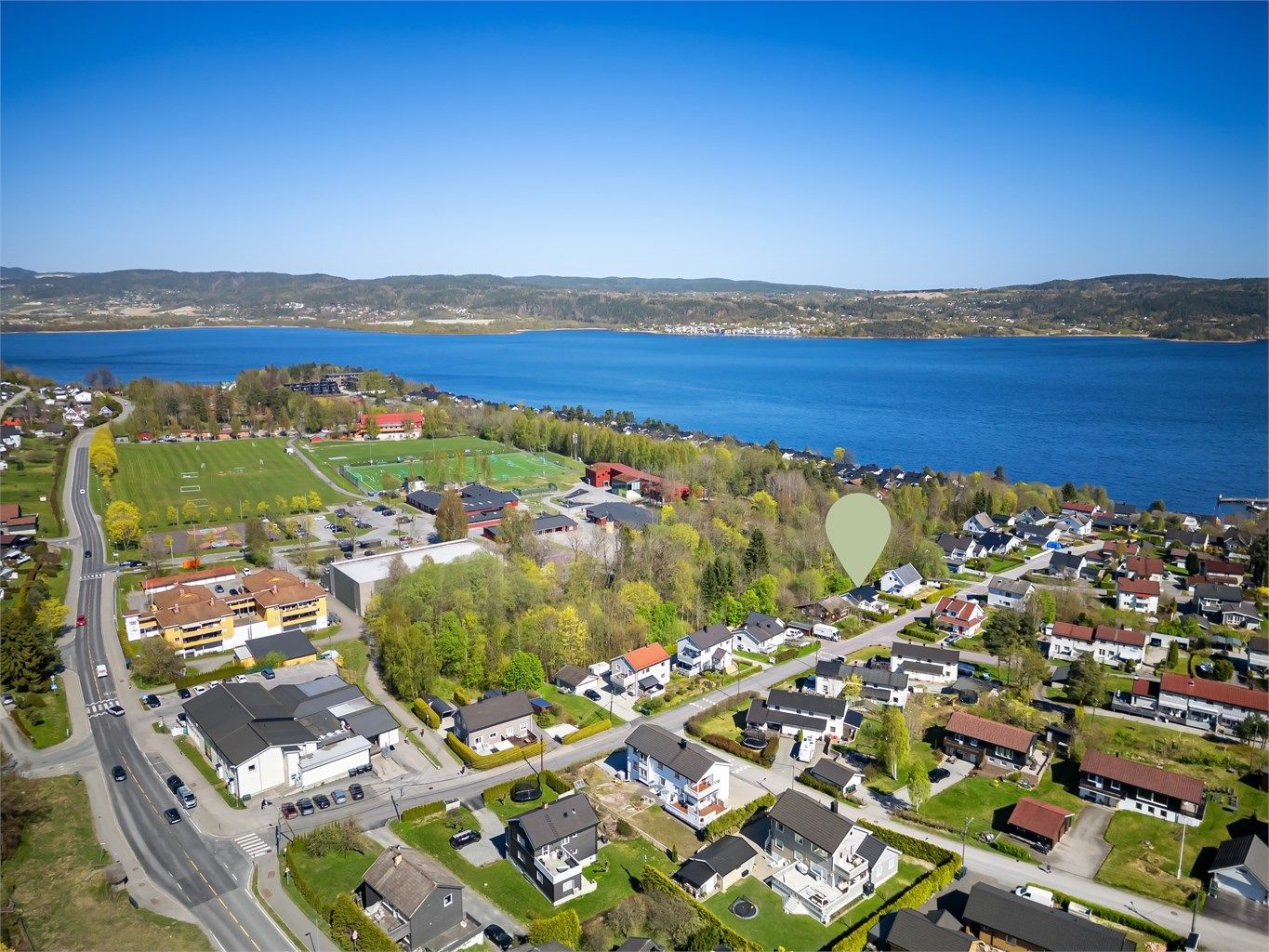 En veletablert og rolig beliggenhet på Åskollen, med nærhet til både sjøen, skoler og servicetilbud.