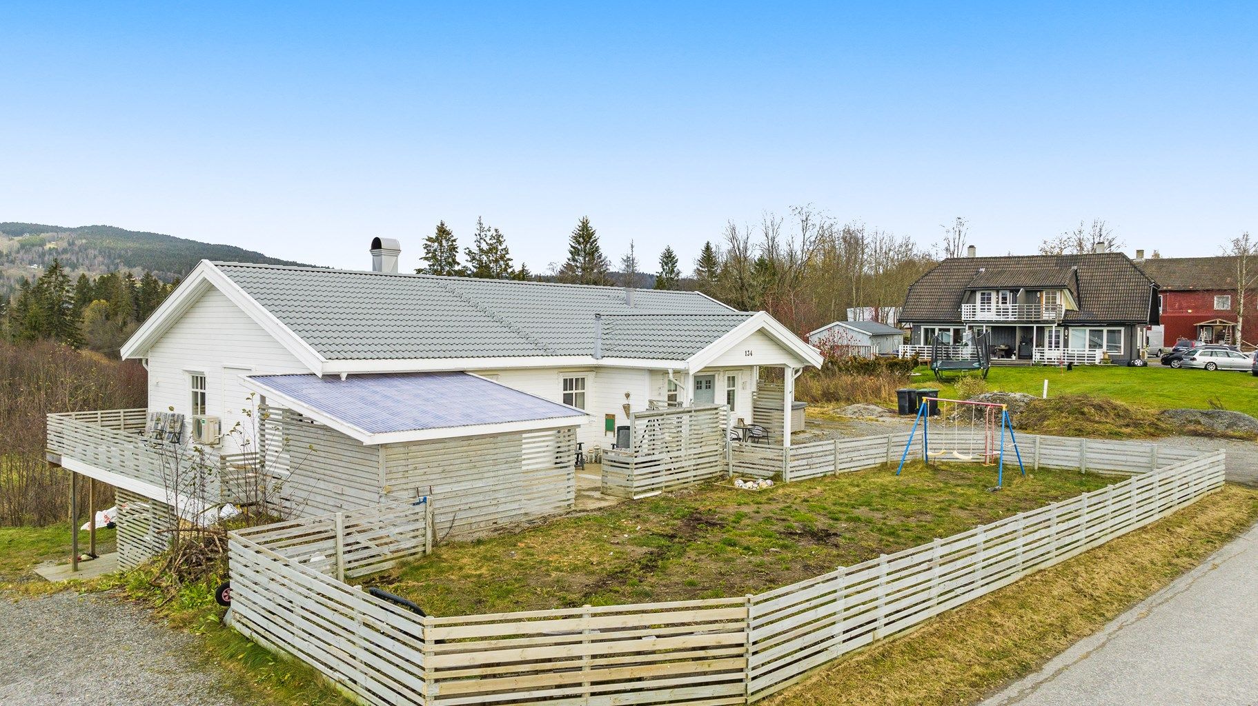 Eneboligen har leilighet i underetasjen med separat inngang (ikke godkjent for bruk pt.)