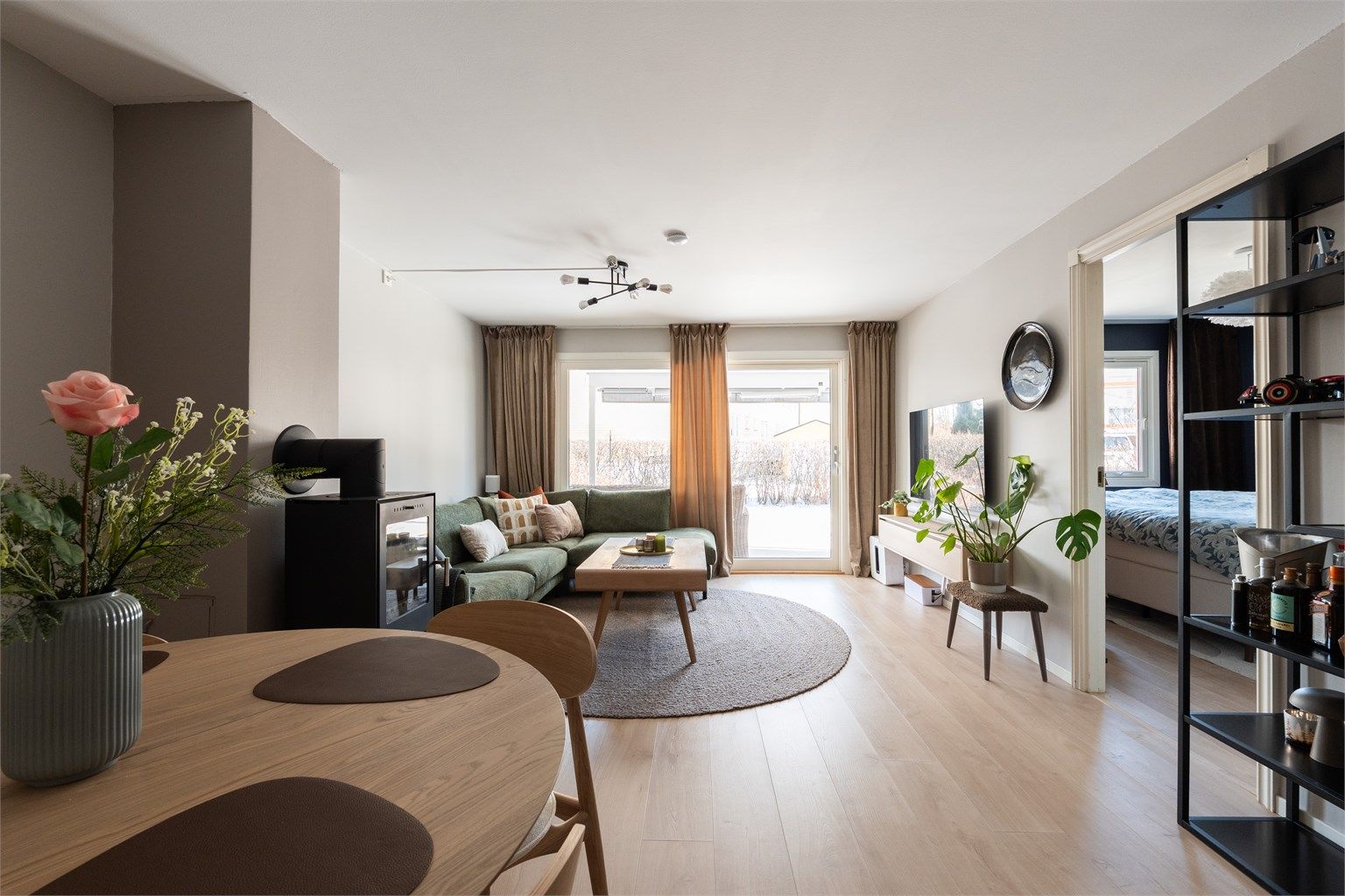 Lys og innbydende stue med store vindusflater og utgang til terrasse. God plass til både sofagruppe og spiseplass.