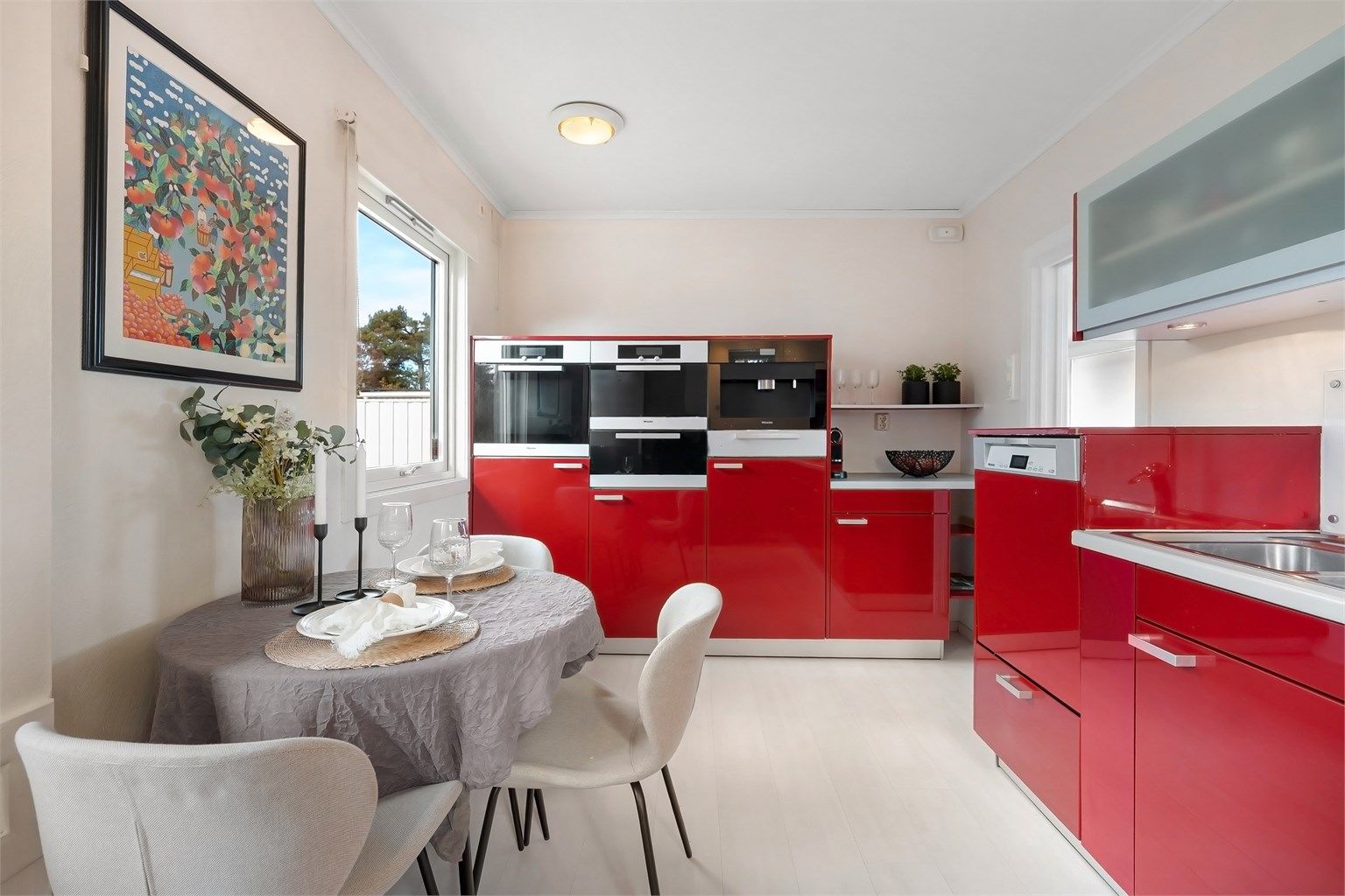 Kjøkkenet har en funksjonell planløsning med god arbeidsflyt og rikelig med oppbevaringsplass