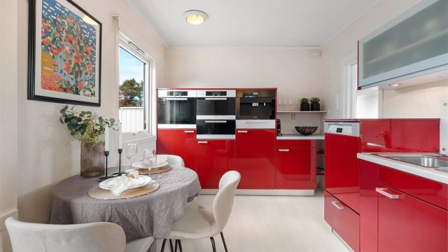 Kjøkkenet har en funksjonell planløsning med god arbeidsflyt og rikelig med oppbevaringsplass