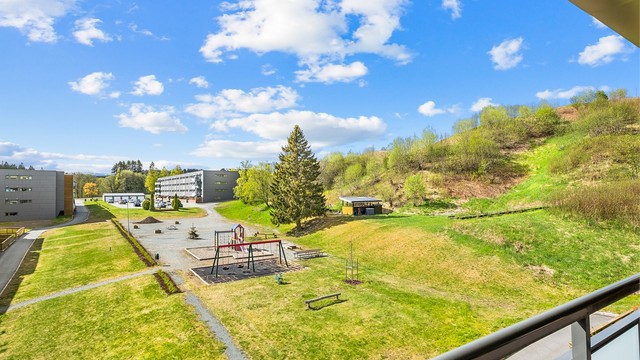 Borettslaget har en fin beliggenhet i terrenget med grense mot grønne friområder og skog, god avstand mellom bebyggelsen og frodige omgivelser.