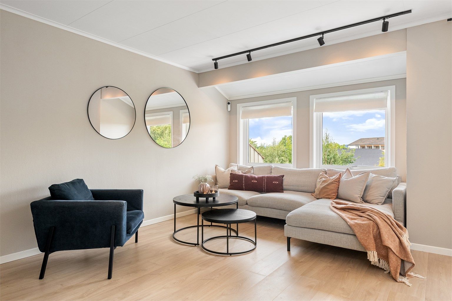 God plass til en romslig sofagruppe for hyggelige kvelder.