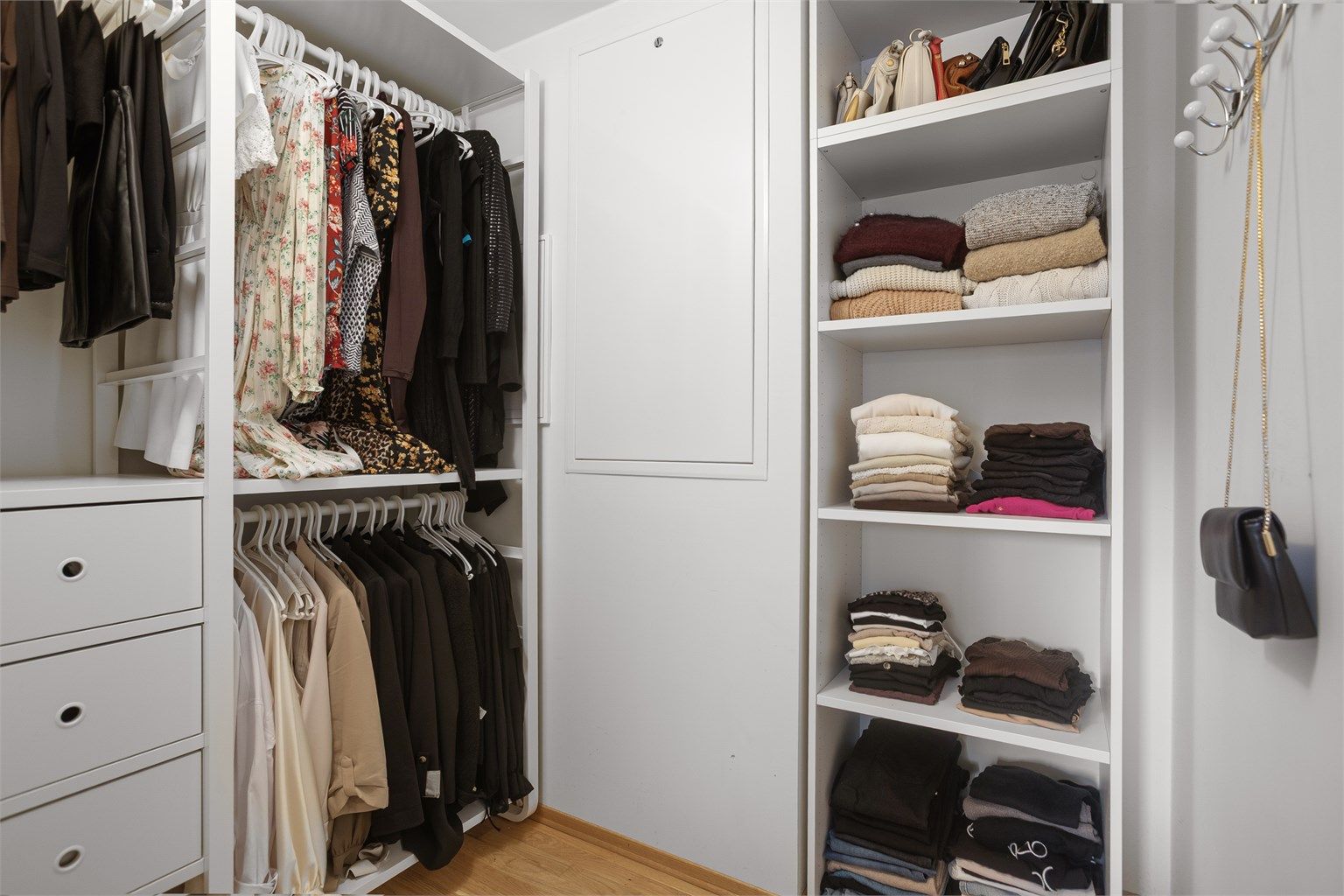 Garderoberom med rikelig plass. Sikringsskap med jordfeilautomater.  