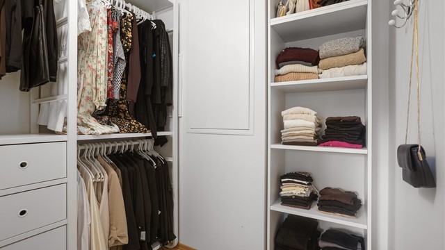 Garderoberom med rikelig plass. Sikringsskap med jordfeilautomater.