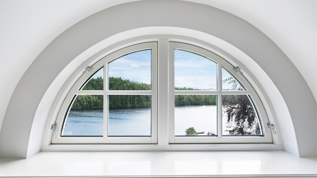 De buede vinduene i arkene gir et vakkert særpreg og flott utsyn