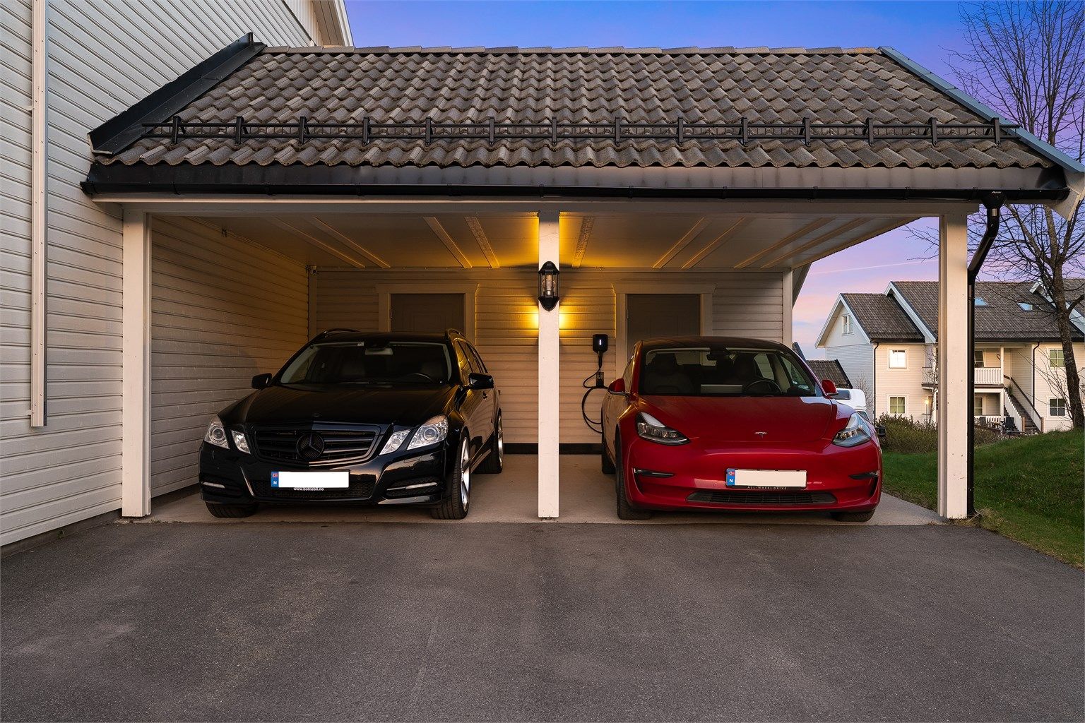 Det medfølger parkering carport med gode parkeringsmuligheter og mulighet for el-bil lader.